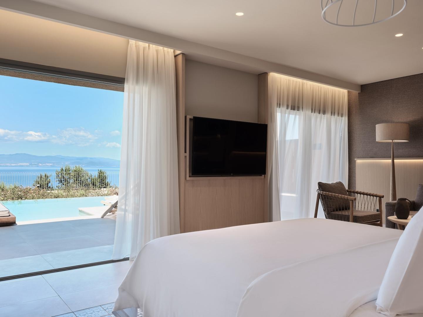 One-Bedroom Panoramic Suite with Sea View, Private Pool & Jacuzzi